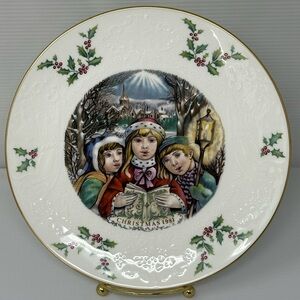 Vintage 1981 Royal Doulton Father Christmas Series 8” Plate 5th in series A4